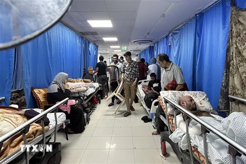Bệnh nhân điều trị tại bệnh viện Al-Shifa ở Dải Gaza, ngày 10/11. (Ảnh: AFP/TTXVN)