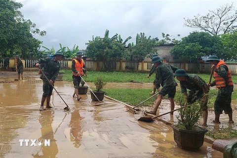 Lực lượng bộ đội hỗ trợ dọn bùn đất tại Trường Tiểu học và Trung học Cơ sở Cam Tuyền, huyện Cam Lộ, tỉnh Quảng Trị. (Ảnh: TTXVN phát)