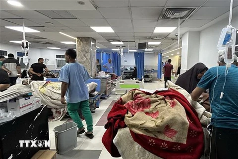 Bệnh nhân điều trị tại bệnh viện Al-Shifa ở Dải Gaza. (Ảnh: AFP/TTXVN)