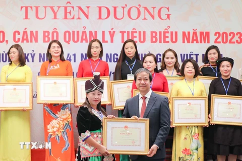 Bộ trưởng Bộ Giáo dục và Đào tạo Nguyễn Kim Sơn trao tặng Bằng khen cho các giảng viên, cán bộ quản lý tiêu biểu. (Ảnh: Thanh Tùng/TTXVN)