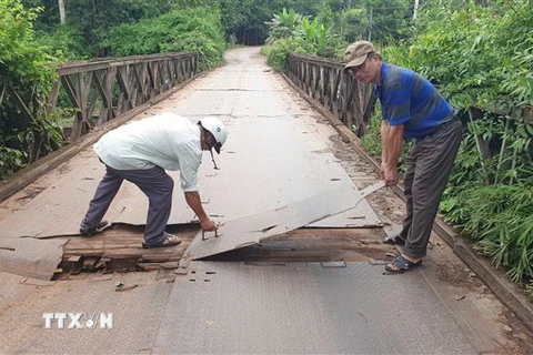 Cầu Long xuống cấp nghiêm trọng. (Ảnh: Đậu Tất Thành/TTXVN)