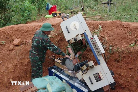 Lực lượng của Bộ Chỉ huy Quân sự tỉnh Quảng Trị tiến hành xử lý an toàn quả bom lớn. (Ảnh: TTXVN phát)