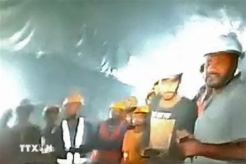 Hình ảnh đầu tiên về các công nhân bị mắc kẹt trong đường hầm đường cao tốc bị sập tại bang Uttarakhand, Ấn Độ, ngày 21/11/2023. (Ảnh: AFP/TTXVN)