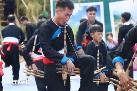 Chàng trai Mông vừa thổi khèn, vừa nhảy theo điệu nhạc. (Ảnh: Nguyễn Oanh/TTXVN)
