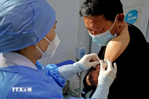Nhân viên y tế tiêm vaccine ngừa bệnh cúm cho người dân tại tỉnh Giang Tô, Trung Quốc. (Ảnh: AFP/TTXVN)