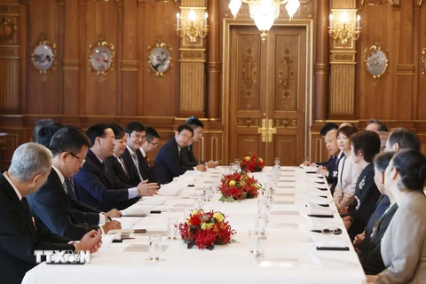 Chủ tịch nước Võ Văn Thưởng và Phu nhân gặp gỡ thân mật, cùng ăn sáng với các gia đình Nhật Bản từng đón tiếp thanh niên Việt Nam. (Ảnh: Thống Nhất/TTXVN)