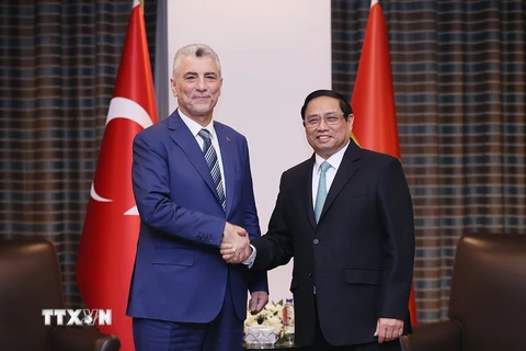 Thủ tướng Phạm Minh Chính tiếp Bộ trưởng Thương mại Thổ Nhĩ Kỳ Omer Bolat. (Ảnh: Dương Giang/TTXVN)