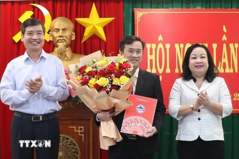 Thường trực Tỉnh ủy Phú Yên trao quyết định của Ban Bí thư Trung ương Đảng cho ông Trần Huy Đức. (Ảnh: Xuân Triệu/TTXVN)