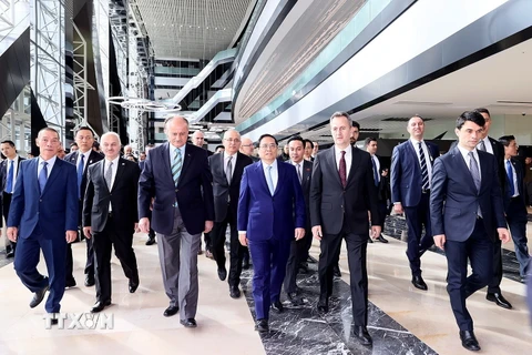 Thủ tướng Phạm Minh Chính thăm Tập đoàn Công nghiệp Hàng không Vũ trụ Thổ Nhĩ Kỳ. (Ảnh: Dương Giang/TTXVN)