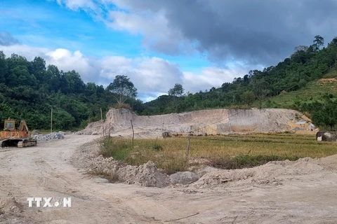 Một khu vực rộng lớn, gần với khu dân cư bị khai thác đất, đá chẻ. (Ảnh: Quang Thái/TTXVN)