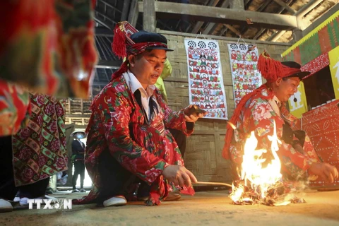 Nghi thức hóa vàng trong lễ cúng Bàn Vương của dân tộc Dao. (Ảnh: Tuấn Đức/TTXVN)