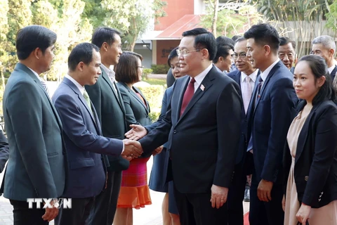 Chủ tịch Quốc hội Vương Đình Huệ thăm Đại học Hoàng gia Rajabhat Udon Thani. (Ảnh: Doãn Tấn/TTXVN)