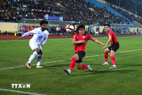 Tình huống tranh chấp bóng giữa các cầu thủ Thép Xanh Nam Định (áo trắng) và các cầu thủ Công an Hà Nội. (Ảnh: Công Luật/TTXVN)