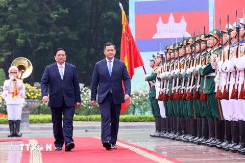 Thủ tướng Phạm Minh Chính và Thủ tướng Campuchia Samdech Hun Manet duyệt Đội danh dự Quân đội nhân dân Việt Nam. (Ảnh: Dương Giang/TTXVN) 