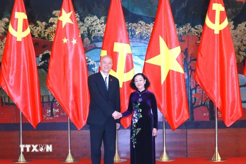 Thường trực Ban Bí thư Trương Thị Mai làm việc với Ủy viên Ban Thường vụ Bộ Chính trị Đảng Cộng sản Trung Quốc Thái Kỳ. (Ảnh: Phương Hoa/TTXVN)