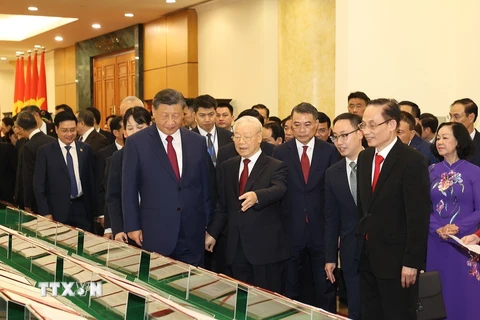 Tổng Bí thư Nguyễn Phú Trọng và Tổng Bí thư, Chủ tịch nước Trung Quốc Tập Cận Bình cùng xem và nghe giới thiệu các văn kiện hợp tác giữa hai nước đã được ký kết. (Ảnh: Trí Dũng/TTXVN)