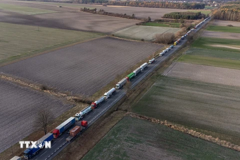 Xe tải xếp hàng dài tại Cửa khẩu biên giới Ba Lan-Ukraine tại Hrebenne, Ba Lan, ngày 27/11. (Ảnh: PAP/TTXVN)