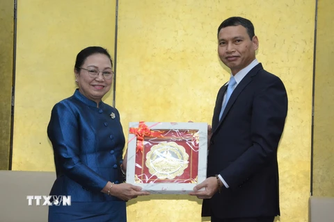 Đại sứ Đặc mệnh Toàn quyền Cộng hòa Dân chủ Nhân dân Lào tại Việt Nam Khamphao Ernthavanh tặng quà lưu niệm cho lãnh đạo thành phố Đà Nẵng. (Ảnh: Văn Dũng/TTXVN)