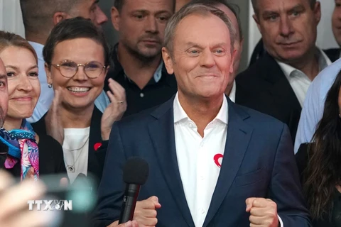 Ông Donald Tusk (phía trước) phát biểu trước những người ủng hộ tại Warsaw, ngày 15/10/2023. (Ảnh: AFP/TTXVN)