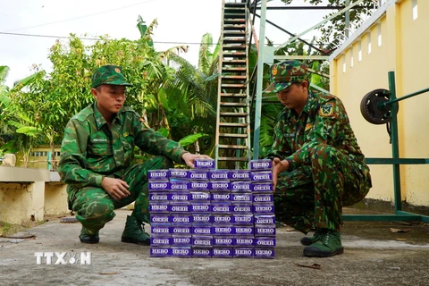 Lực lượng Bộ đội Biên phòng tỉnh Đồng Tháp thu giữ thuốc lá lậu. (Ảnh: Nhựt An/TTXVN)