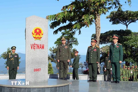 Đại tướng Phan Văn Giang, Đại tướng Chansamone Chanyalath và Đại tướng Tea Seiha tại cột mốc ngã ba biên giới Việt Nam-Lào-Campuchia. (Ảnh: An Đăng/TTXVN)
