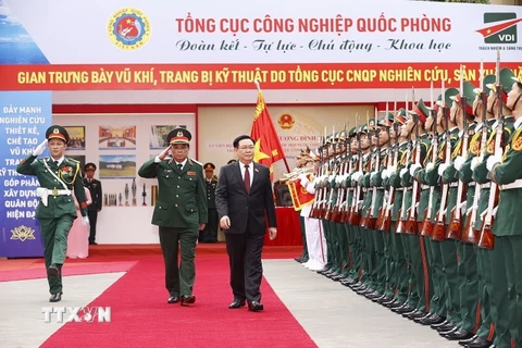 Chủ tịch Quốc hội Vương Đình Huệ đến thăm Tổng cục Công nghiệp Quốc phòng. (Ảnh: Doãn Tấn/TTXVN)