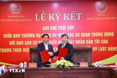 Ông Nguyễn Văn Thể và ông Lê Minh Trí đại diện hai đơn vị ký kết Quy chế phối hợp. (Ảnh: Văn Điệp/TTXVN)