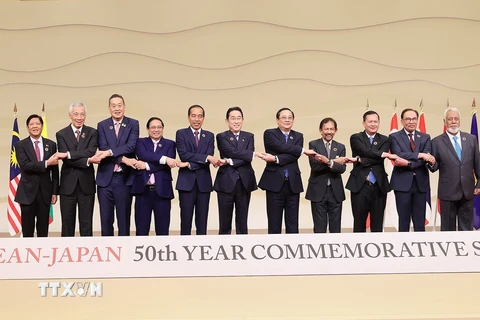 Thủ tướng Nhật Bản Kishida Fumio và Trưởng đoàn các nước ASEAN tham dự Hội nghị Cấp cao kỷ niệm 50 năm quan hệ ASEAN-Nhật Bản. (Ảnh: Dương Giang/TTXVN)