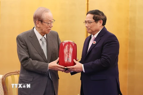 Thủ tướng Phạm Minh Chính tặng quà cho cựu Thủ tướng Nhật Bản Yasuo Fukuda. (Ảnh: Dương Giang/TTXVN)