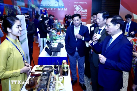 Bộ trưởng Ngoại giao Bùi Thanh Sơn và các đại biểu tham quan, trải nghiệm sản phẩm của các địa phương. (Ảnh: Lâm Khánh/TTXVN)