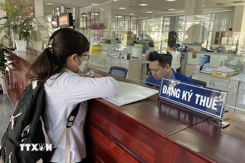 Thực hiện giao dịch tại Cục Thuế Thành phố Hồ Chí Minh. (Ảnh: Hứa Chung/ TTXVN)