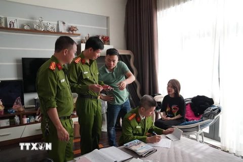 Phòng Cảnh sát Hình sự, Công an tỉnh Hòa Bình khám xét khẩn cấp nơi ở của đối tượng Nguyễn Thị Hà. (Ảnh: TTXVN phát)