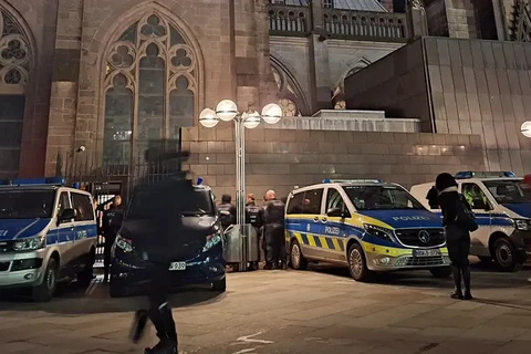 Cảnh sát phong tỏa Thánh đường Cologne. (Nguồn: DPA)