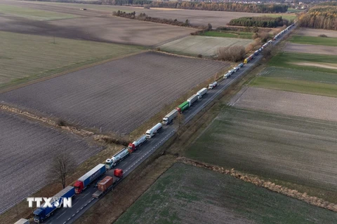 Xe tải xếp hàng dài tại cửa khẩu biên giới Ba Lan-Ukraine ở Hrebenne, Đông Nam Ba Lan, ngày 27/11/2023. (Ảnh: PAP/TTXVN)
