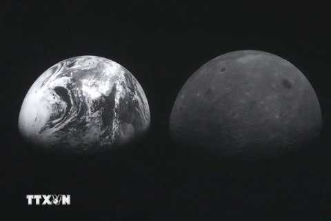 Hình ảnh Trái Đất (trái) và Mặt Trăng do tàu vũ trụ không người lái Danuri chụp, được công bố ngày 3/1/2023. (Ảnh: Yonhap/TTXVN)