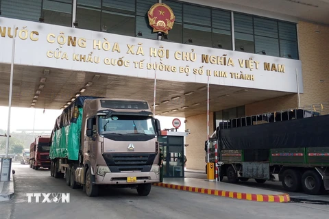 Hoạt động xuất nhập khẩu tại Cửa khẩu Quốc tế Đường bộ số 2 Kim Thành. (Ảnh: Quốc Khánh/TTXVN)