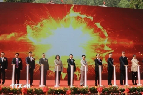 Đại biểu Việt Nam và Trung Quốc ấn nút thông quan Cửa khẩu Quốc tế Trà Lĩnh-Long Bang. (Ảnh: TTXVN phát)