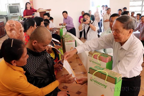 Thượng tướng Nguyễn Văn Rinh, Chủ tịch Hội Nạn nhân Chất độc Da cam/Dioxin Việt Nam tặng quà nạn nhân da cam tỉnh Sóc Trăng. (Ảnh: Trung Hiếu/TTXVN)