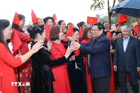 Thủ tướng Phạm Minh Chính thăm, chúc Tết nhân dân khu vực Cửa khẩu Quốc tế Trà Lĩnh. (Ảnh: Dương Giang/TTXVN)