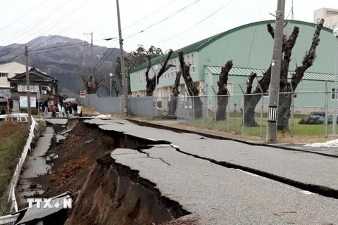 Một đoạn đường bị hư hại sau động đất tại thành phố Wajima, tỉnh Ishikawa, Nhật Bản ngày 1/1/2024. (Ảnh: The Yomiuri Shimbun/TTXVN)