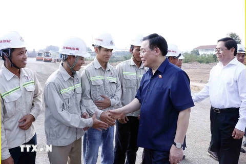 Chủ tịch Quốc hội Vương Đình Huệ động viên kỹ sư, công nhân đang thi công dự án. (Ảnh: An Đăng/TTXVN)