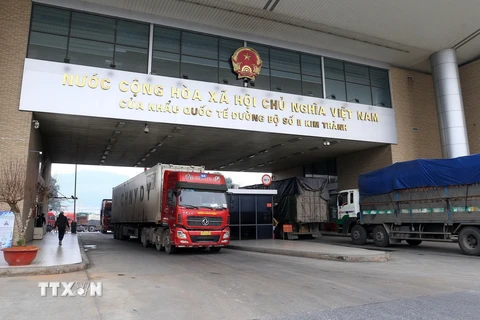 Hoạt động xuất nhập khẩu qua Cửa khẩu Quốc tế Đường bộ số II Kim Thành, tỉnh Lào Cai. (Ảnh: Quốc Khánh/TTXVN)