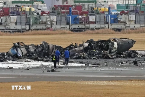 Máy bay chở khách của Hãng hàng không Japan Airlines sau vụ va chạm tại Sân bay Haneda ở Tokyo, Nhật Bản. (Ảnh: Kyodo/TTXVN)