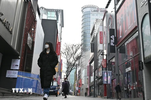 Người dân di chuyển trên phố ở Seoul, Hàn Quốc. (Ảnh: AFP/TTXVN)