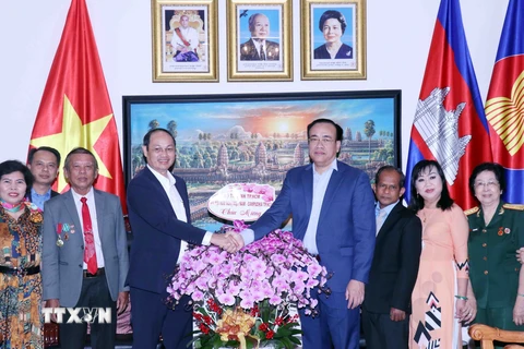 Trung tướng Nguyễn Văn Nam (trái) chúc mừng ông Chan Sorykan (phải), Tổng Lãnh sự Vương quốc Campuchia tại Thành phố Hồ Chí Minh. (Ảnh: Xuân Khu/TTXVN)