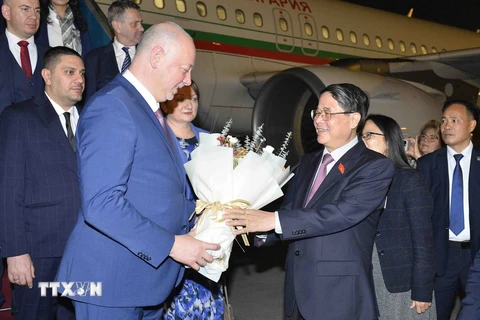 Phó Chủ tịch Quốc hội Nguyễn Đức Hải tặng hoa Chủ tịch Quốc hội nước Cộng hòa Bulgaria - ngài Rossen Dimitrov Jeliazkov - tại Sân bay Nội Bài, Hà Nội. (Ảnh: Minh Đức/TTXVN)