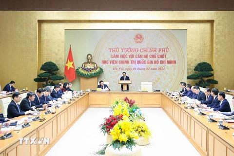 Thủ tướng Phạm Minh Chính làm việc với cán bộ chủ chốt Học viện Chính trị Quốc gia Hồ Chí Minh. (Ảnh: Dương Giang/TTXVN)