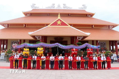 Bí thư Trung ương Đảng, Trưởng Ban Tuyên giáo Trung ương Nguyễn Trọng Nghĩa cùng các nguyên lãnh đạo Đảng, Chính phủ và chính quyền địa phương cắt băng khánh thành Khu Chứng tích Chiến tranh Rừng tràm Bang Biện Phú và Đền thờ anh hùng liệt sỹ, người có công huyện Vĩnh Thuận. (Ảnh: Văn Sĩ/TTXVN)