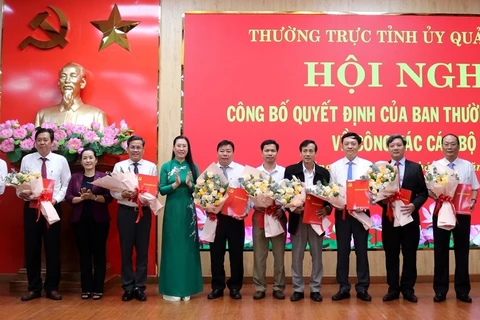 Ủy viên Trung ương Đảng, Bí thư Tỉnh ủy, Chủ tịch HĐND tỉnh Bùi Thị Quỳnh Vân và Phó Bí thư Tỉnh ủy Đinh Thị Hồng Minh trao quyết định và tặng hoa chúc mừng các cán bộ được điều động, luân chuyển. (Nguồn: Báo Quảng Ngãi)