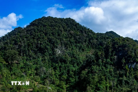 Hang Táu nằm biệt lập trong thung lũng, bao quanh bốn bề là núi cao. (Ảnh: Phạm Tuấn Anh/TTXVN)